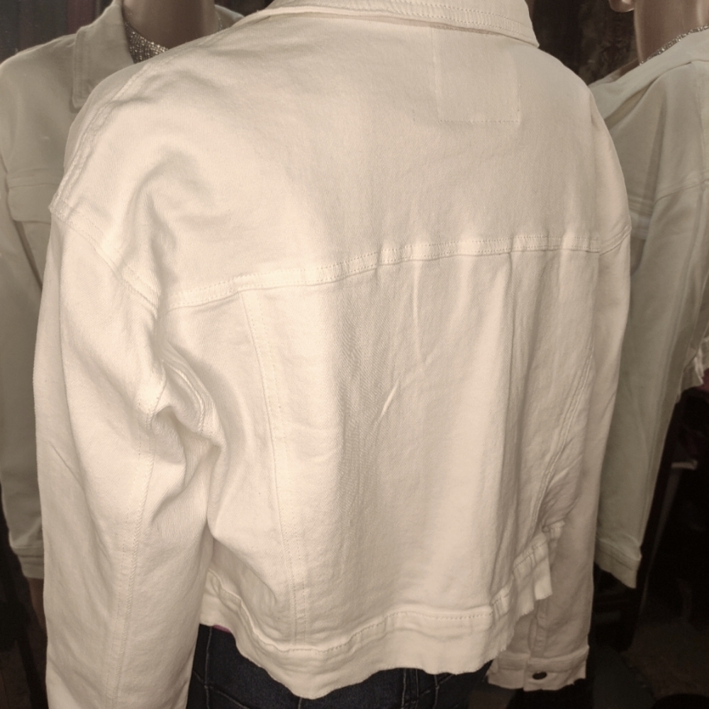 Cropped denim jacket w/ accentuating belt. L - Picture 3 of 4